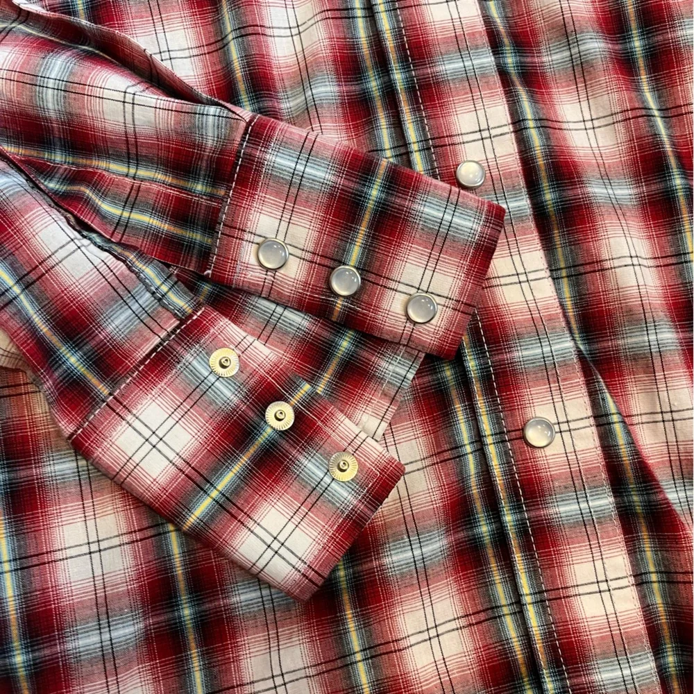 Wrangler pearl snap shirt men’s Large button down red plaid western cowboy nice!